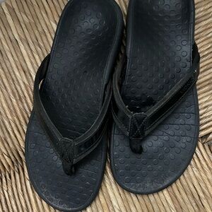 Vionic black patent flip flops size 8